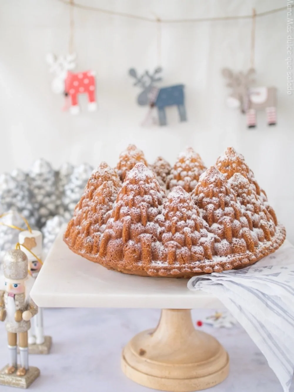 NORDIC WARE Holiday Tree Bundt Pan. Vintage
